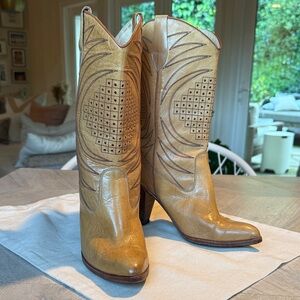 VINTAGE Western Style Camel Leather Cowboy / Cowgirl Boots Brown Stitching sz 8